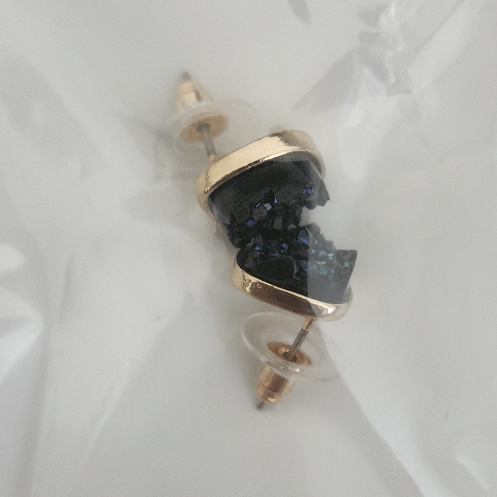Earing - Picture 2 of 5
